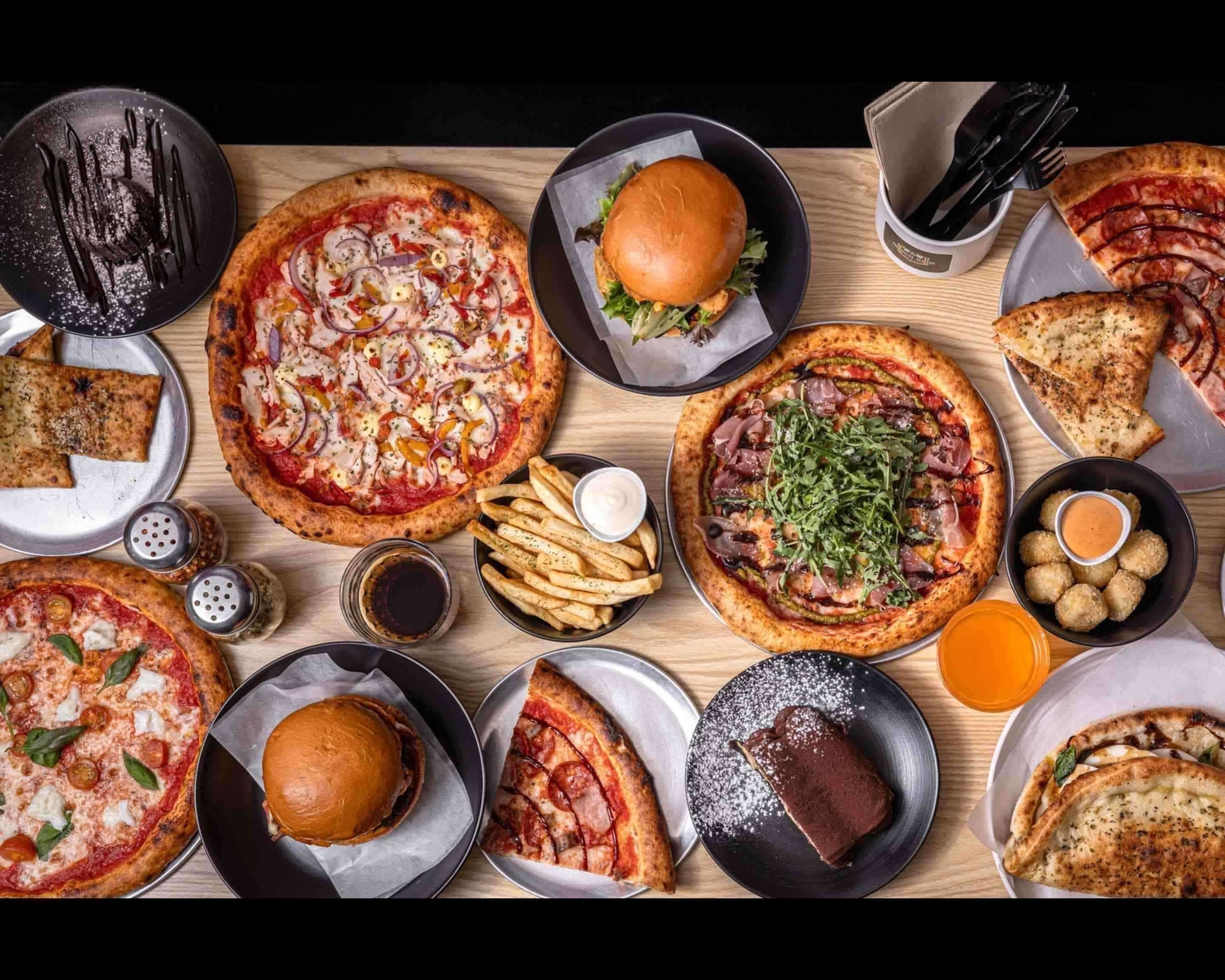 Una mesa preparada con platos y bebidas